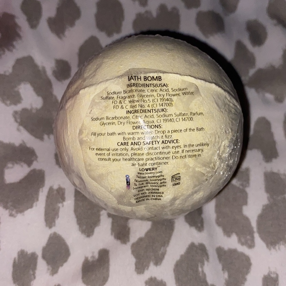 Almond Milk and Honey Bath Bomb 🍯 🌸 - Picture 2 of 4